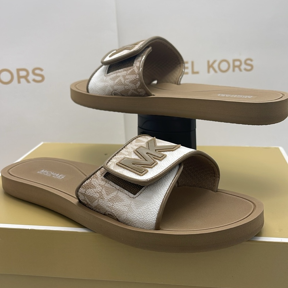 Michael Kors Slide Logo Sandals Palmer Ombré Signature
Husk
NWT - Picture 10 of 16